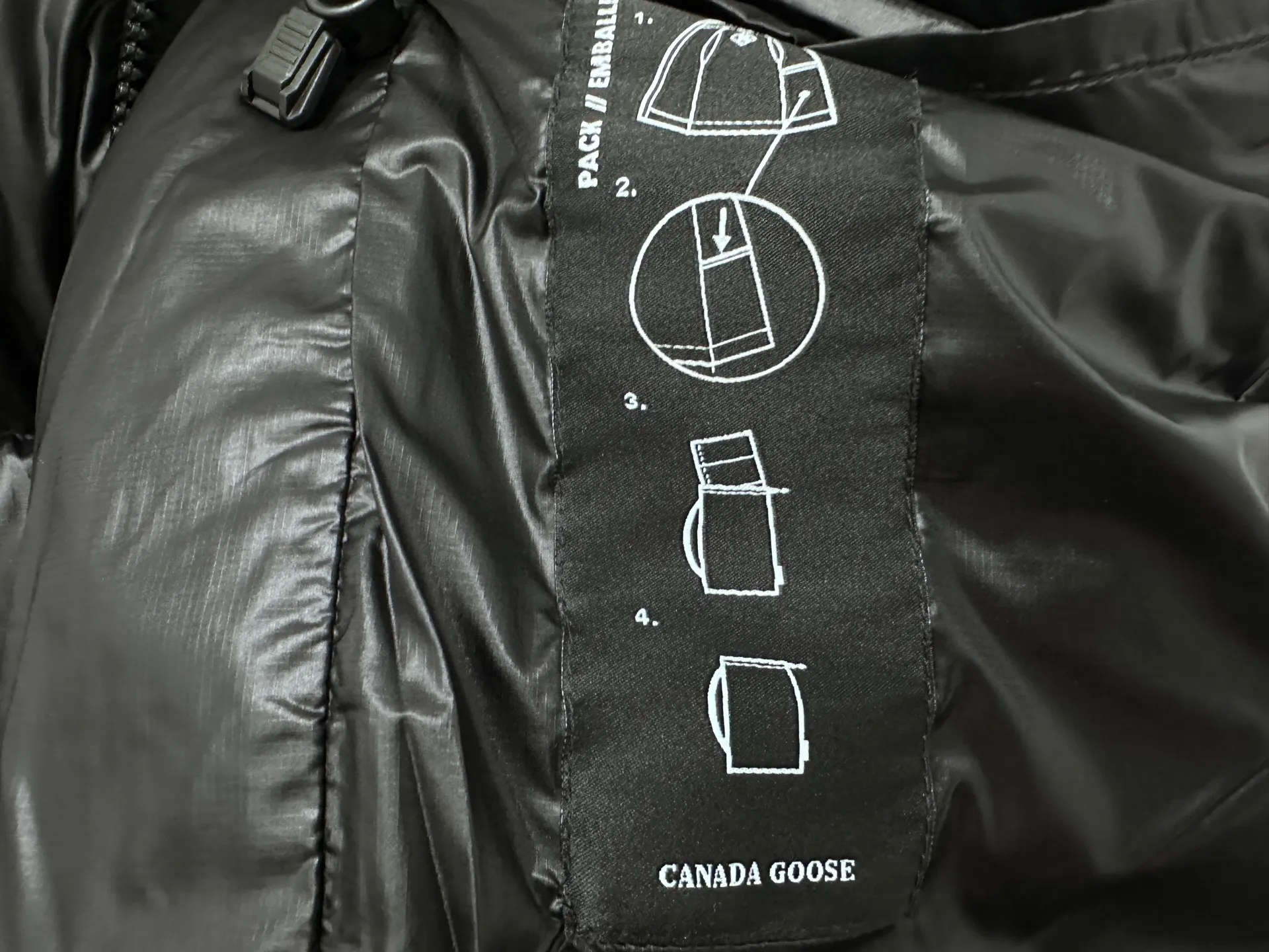 P560 [Canada Goose] Big Goose🦢Puff Down Vest has always been recognized as the warmest down jacket. Various Instagram celebrities, Internet celebrities, and celebrities often wear it for street photos. I make Canada Goose every year, but I still can't get rid of my love for it. No matter how cold the days are, there is no need to be afraid, because there is! Filled with 90% white duck down, it is the legendary warmest down jacket and is known as a must-have for Arctic outdoor sports! The most popular down jacket in the world, celebrities are rushing to buy it, it is a must-have! Size: XS-XL